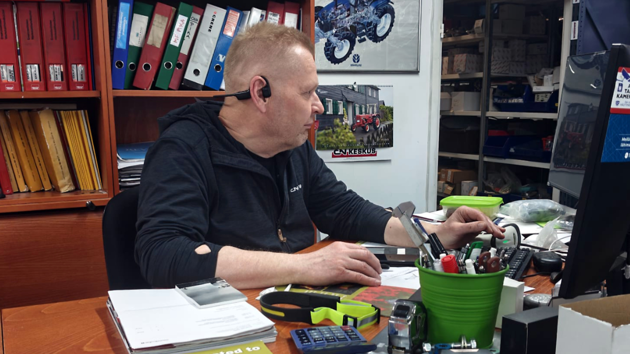 Asiakaspalvelija tiskillä.